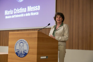 Donne e STEM, Save the Children: basta stereotipi sulle ragazze nella scienza