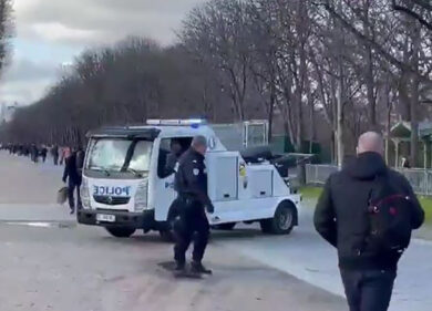Parigi, il “convoglio della libertà” contro il Green Pass. Scontri con polizia