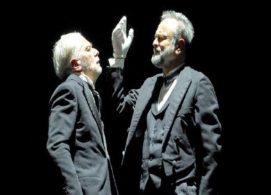 M. Il figlio del secolo al Piccolo: un’opera brechtiana