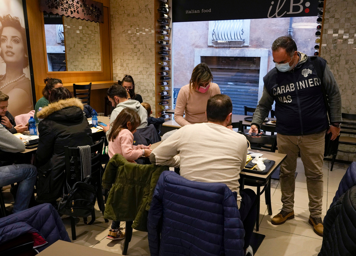 Super Green Pass, lavoratori No Vax over 50: martedì scatta la multa da 1500 € Super Green Pass, lavoratori No Vax over 50: martedì scatta la multa da 1500 €