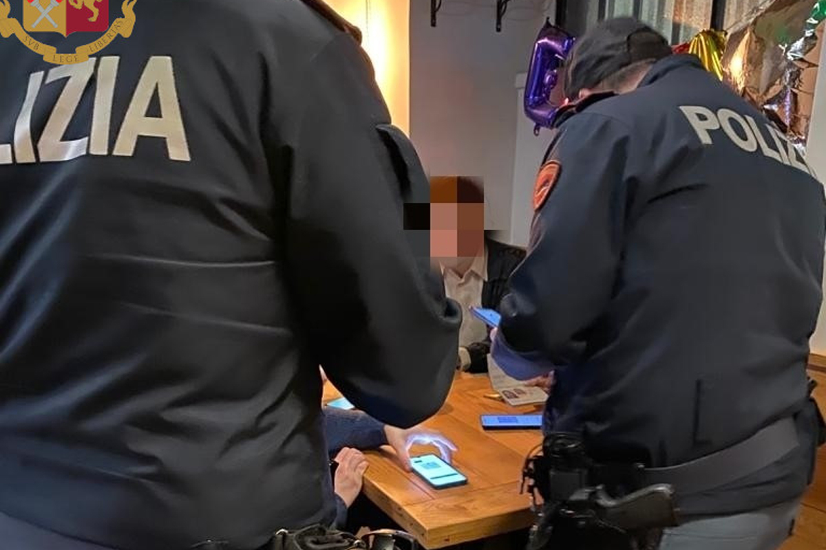 Super Green Pass, lavoratori No Vax over 50: martedì scatta la multa da 1500 € Super Green Pass, lavoratori No Vax over 50: martedì scatta la multa da 1500 €