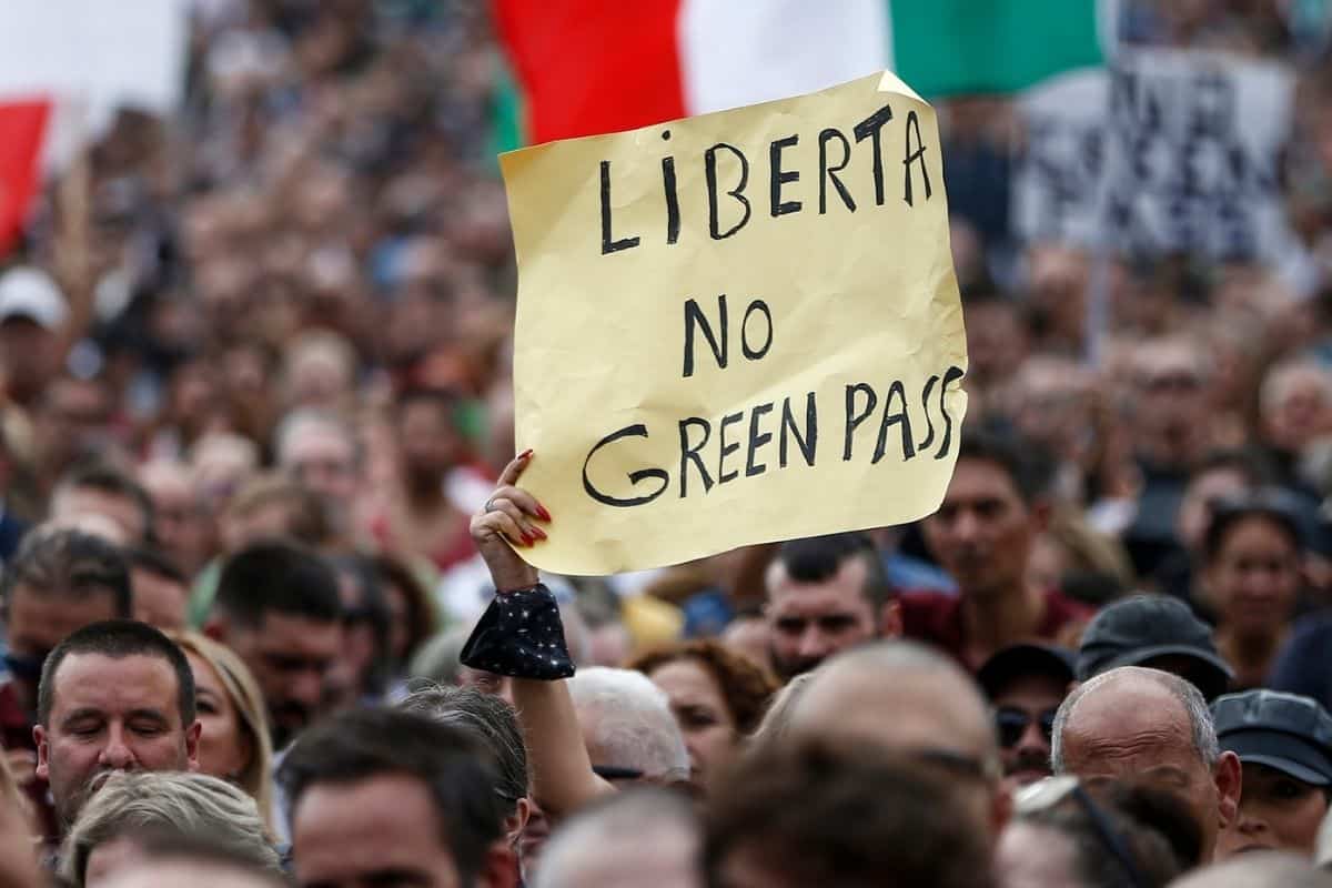 No vax in camper bloccati a Roma, manifestante: “Sequestrati dalla Polizia” No vax in camper bloccati a Roma, manifestante: “Sequestrati dalla Polizia”