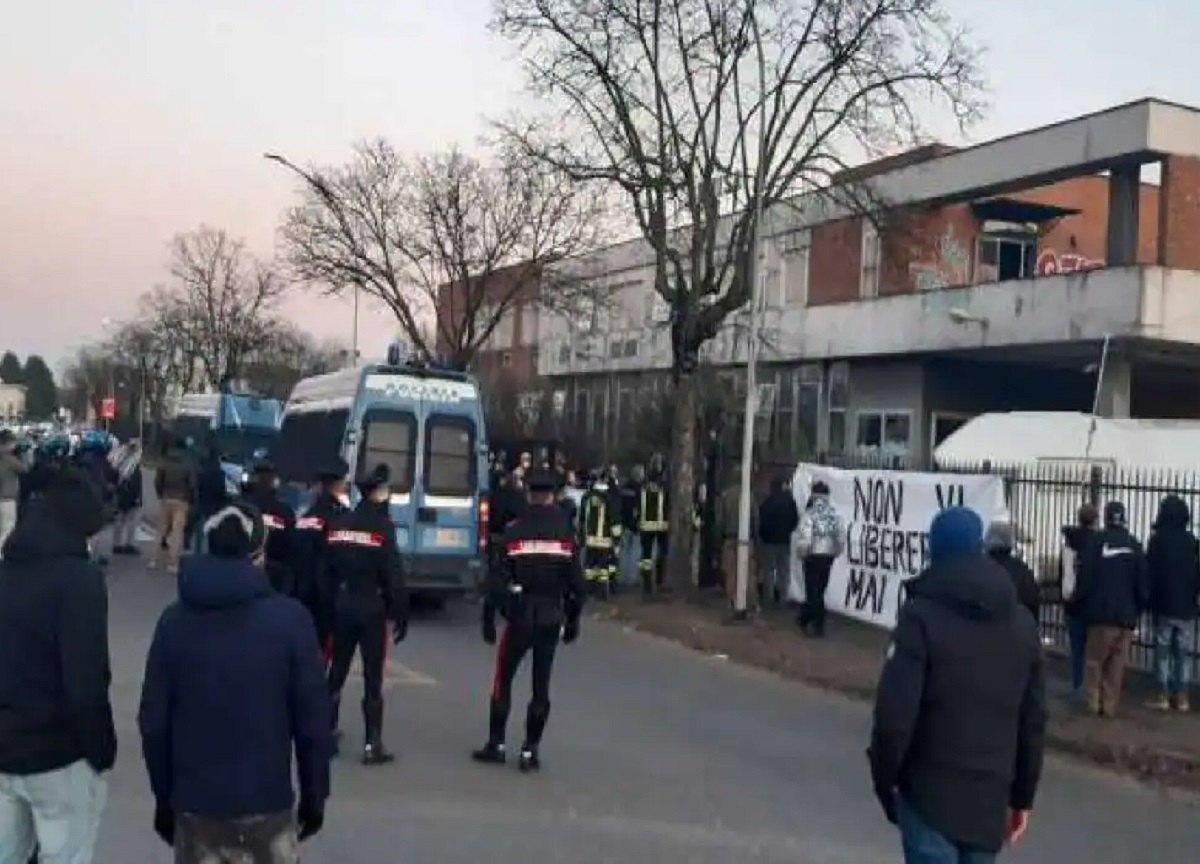 Milano, rave party abusivo ad Assago: 150 partecipanti denunciati Milano, rave party abusivo ad Assago: 150 partecipanti denunciati