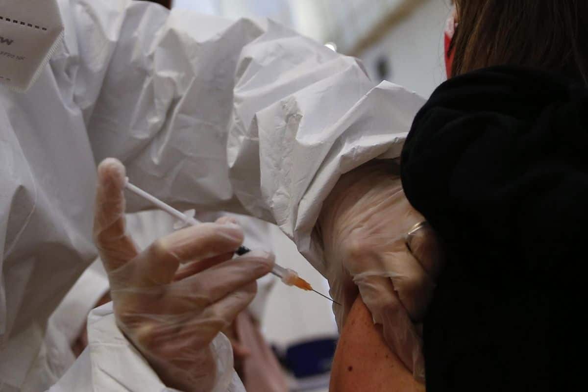 No vax, acqua fisiologica al posto del vaccino. In manette medico e pazienti No vax, acqua fisiologica al posto del vaccino. In manette medico e pazienti