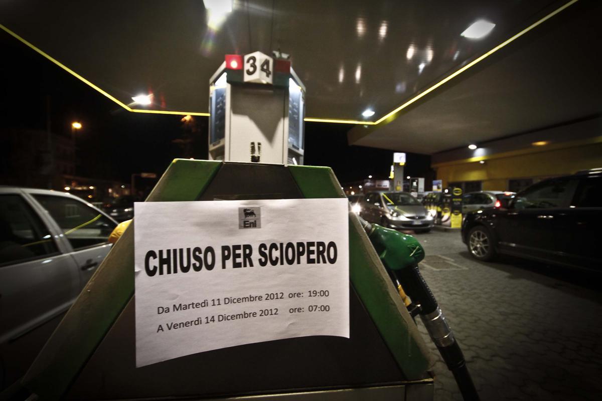 Benzinai chiusi di notte anche in self service: minaccia contro caro energia Benzinai chiusi di notte anche in self service: minaccia contro caro energia