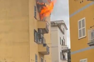 Incendio sulla Collatina, pompieri salvano le vittime dando i loro respiratori