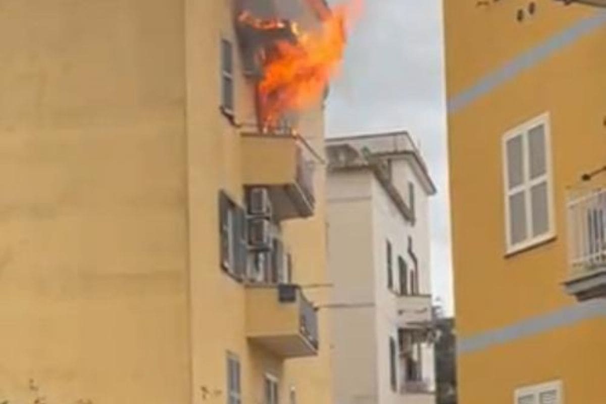 Incendio sulla Collatina, pompieri salvano le vittime dando i loro respiratori Incendio sulla Collatina, pompieri salvano le vittime dando i loro respiratori