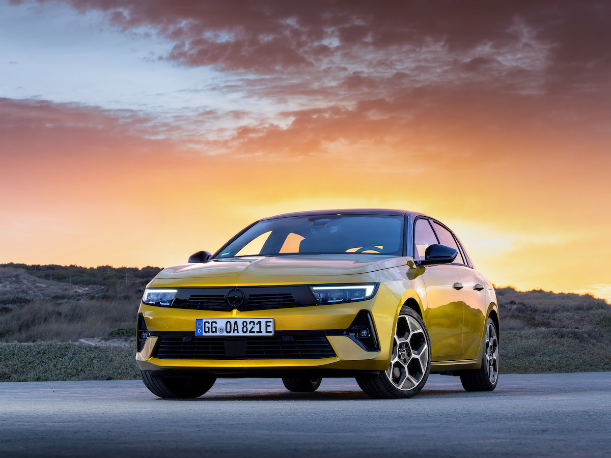 Nuova Opel Astra diventa ibrida e si prepara al pure electric Nuova Opel Astra diventa ibrida e si prepara al pure electric