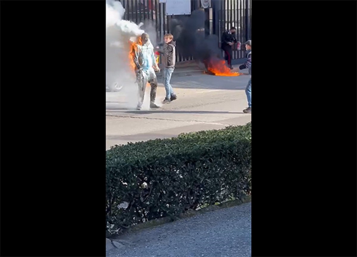 Cosenza, morto l’insegnante che si era dato fuoco davanti alla caserma Cosenza, morto l’insegnante che si era dato fuoco davanti alla caserma