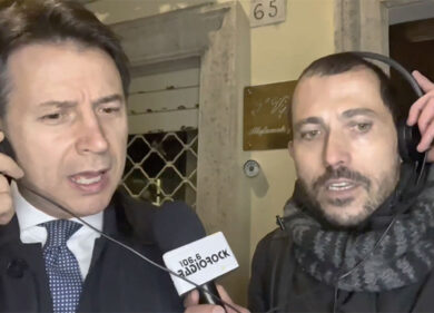 Conte canta: il Generale del 5 Stelle si cimenta nel karaoke con De Gregori