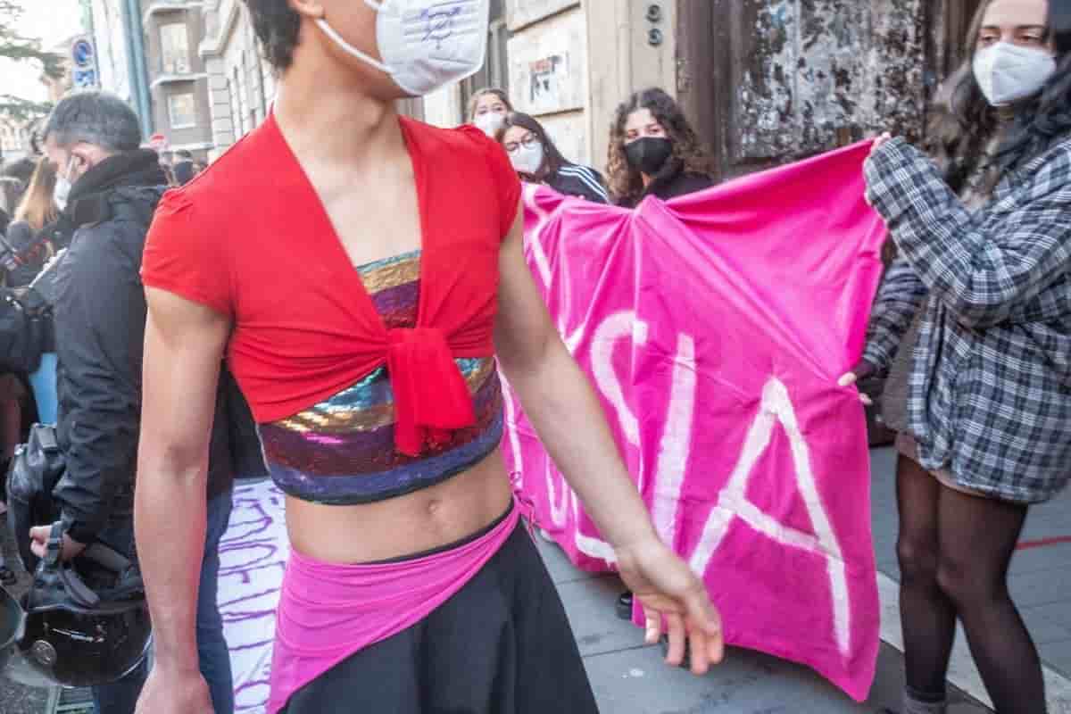 Pancia scoperta al Righi, Costarelli: “Dress code anche per ragazzi e docenti” Pancia scoperta al Righi, Costarelli: “Dress code anche per ragazzi e docenti”