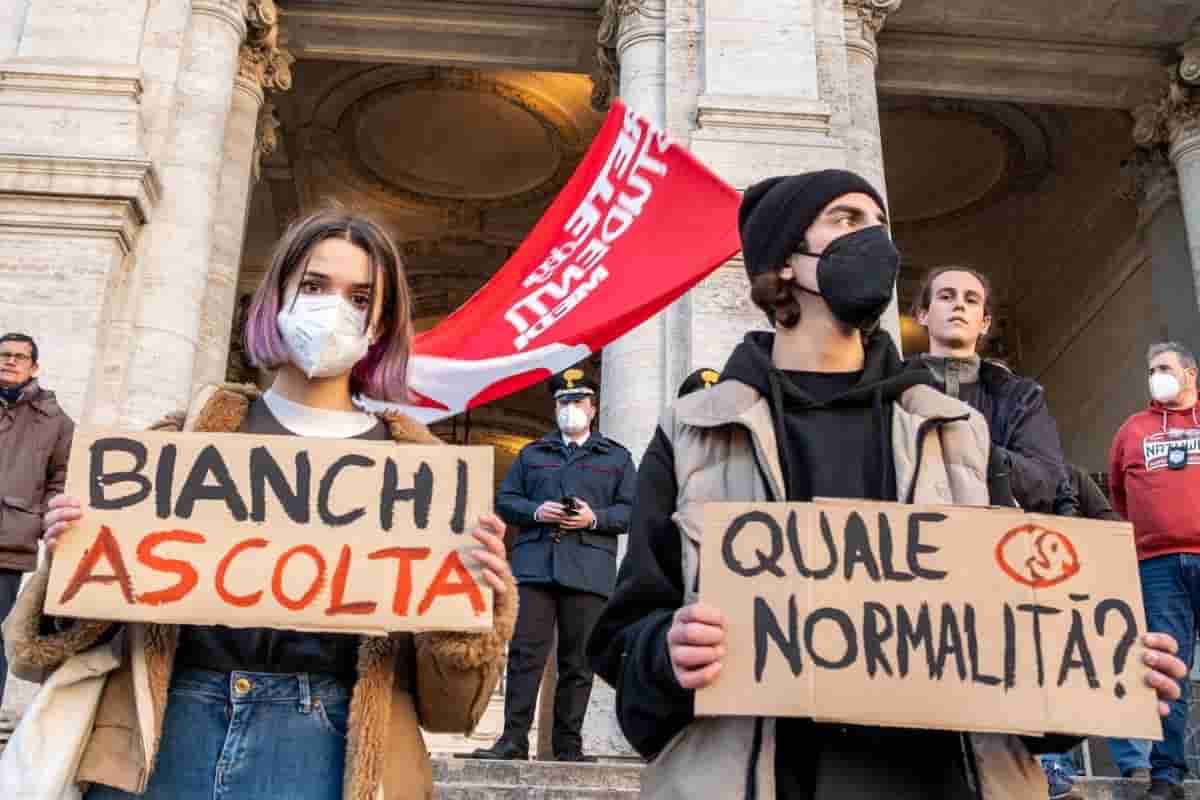 Scuola, al via gli Stati Generali a Roma. Studenti in protesta da tutta Italia Scuola, al via gli Stati Generali a Roma. Studenti in protesta da tutta Italia