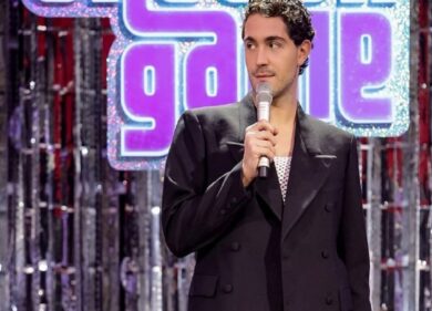 Tommaso Zorzi fermato da due poliziotti per colpa di una borsa