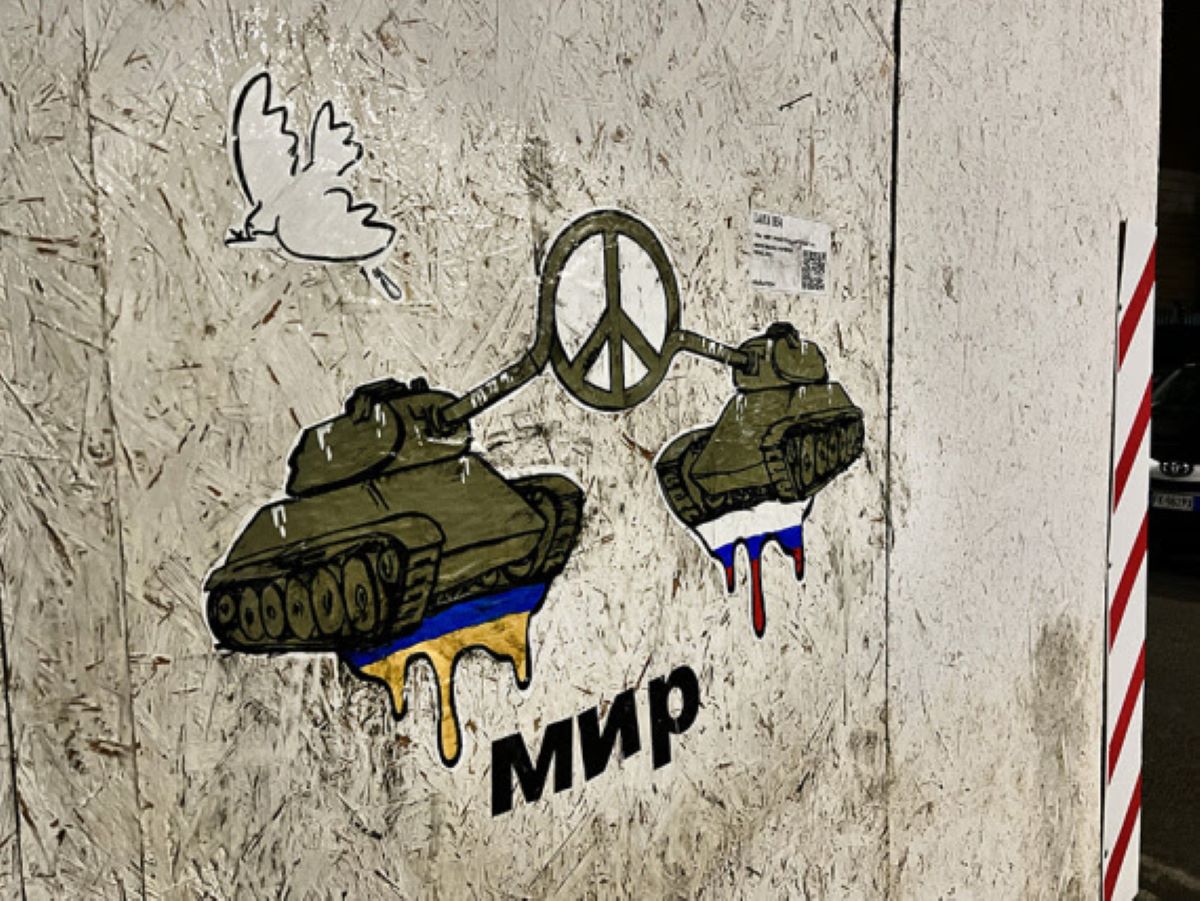 Laika, 2 poster della street artist fuori dalle ambasciate di Russia e Ucraina