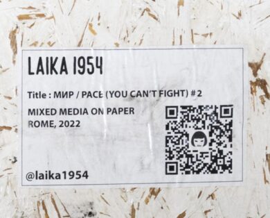 Laika, 2 poster della street artist fuori dalle ambasciate di Russia e Ucraina