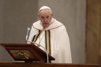 Fine vita e malattia, Papa Francesco: “Ritrovare la spiritualità nelle cure”