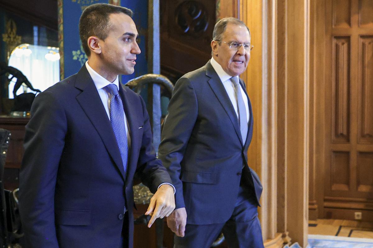 Di Maio a Mosca incontra Lavrov: “Risolvere con diplomazia, evitare sanzioni” Di Maio a Mosca incontra Lavrov: “Risolvere con diplomazia, evitare sanzioni”