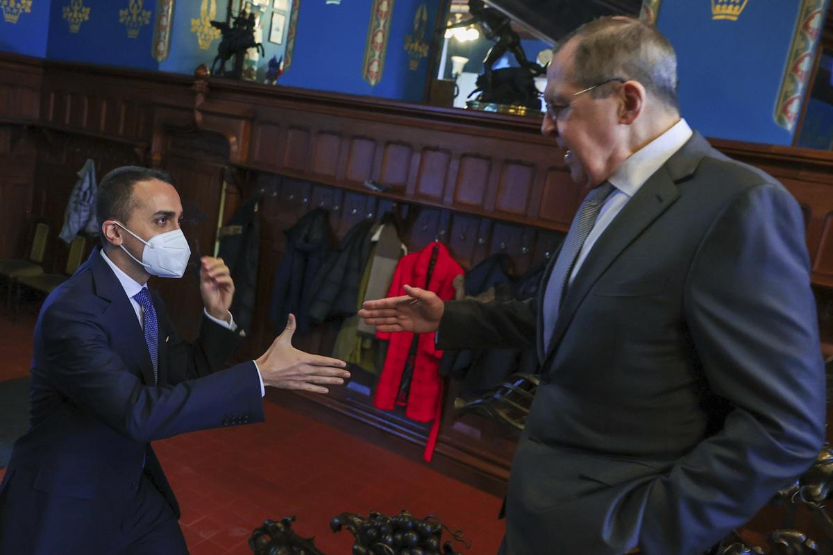 Di Maio a Mosca incontra Lavrov: “Risolvere con diplomazia, evitare sanzioni” Di Maio a Mosca incontra Lavrov: “Risolvere con diplomazia, evitare sanzioni”