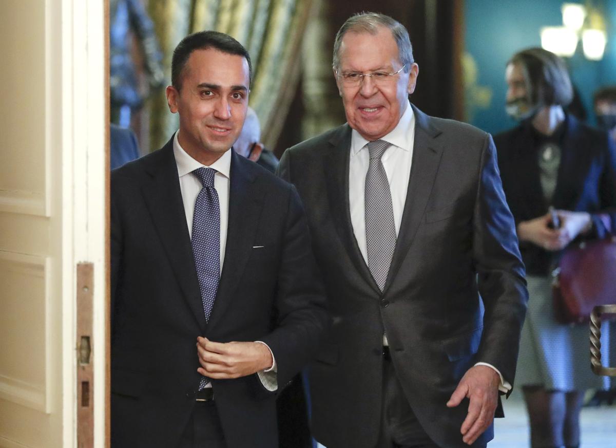 Di Maio a Mosca incontra Lavrov: “Risolvere con diplomazia, evitare sanzioni” Di Maio a Mosca incontra Lavrov: “Risolvere con diplomazia, evitare sanzioni”