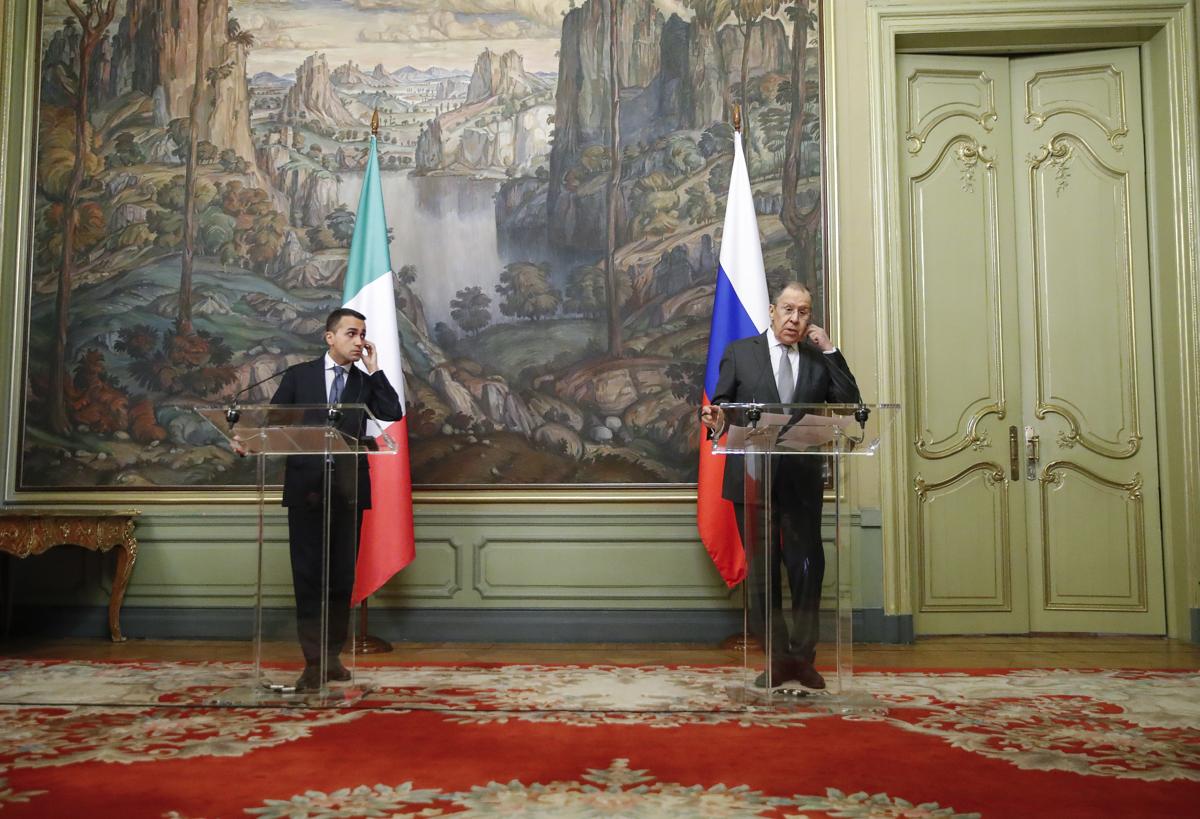 Di Maio a Mosca incontra Lavrov: “Risolvere con diplomazia, evitare sanzioni” Di Maio a Mosca incontra Lavrov: “Risolvere con diplomazia, evitare sanzioni”