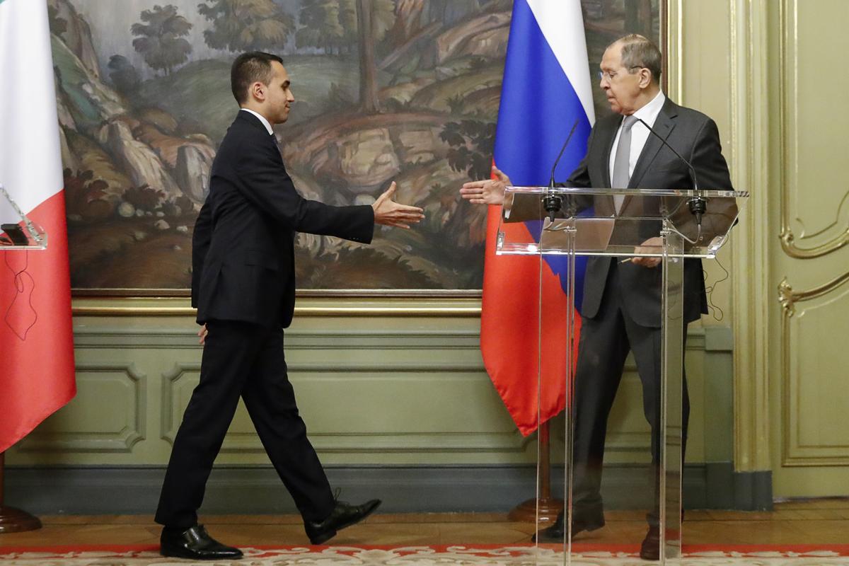 Di Maio a Mosca incontra Lavrov: “Risolvere con diplomazia, evitare sanzioni” Di Maio a Mosca incontra Lavrov: “Risolvere con diplomazia, evitare sanzioni”