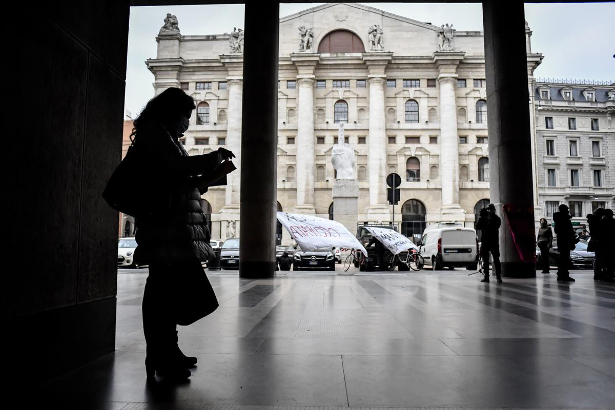 Borsa, i venti di guerra in Ucraina scuotono ancora i mercati. Spread a 160 Borsa, i venti di guerra in Ucraina scuotono ancora i mercati. Spread a 160