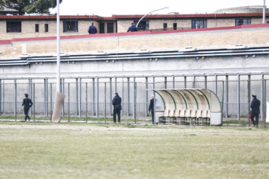 Carceri, la rivolta dei secondini: “Siamo prigionieri dei detenuti, ora basta”