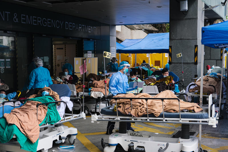 Pandemia finita? Il Covid travolge Hong Kong: 10mila malati soccorsi in strada Pandemia finita? Il Covid travolge Hong Kong: 10mila malati soccorsi in strada