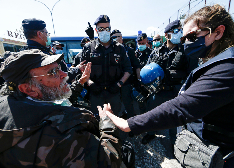 Carceri, la rivolta dei secondini: “Siamo prigionieri dei detenuti, ora basta”