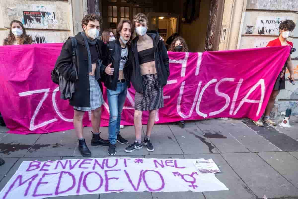 Roma, “che stai sulla Salaria”. Rivolta studenti: minigonne e pance scoperte Roma, “che stai sulla Salaria”. Rivolta studenti: minigonne e pance scoperte