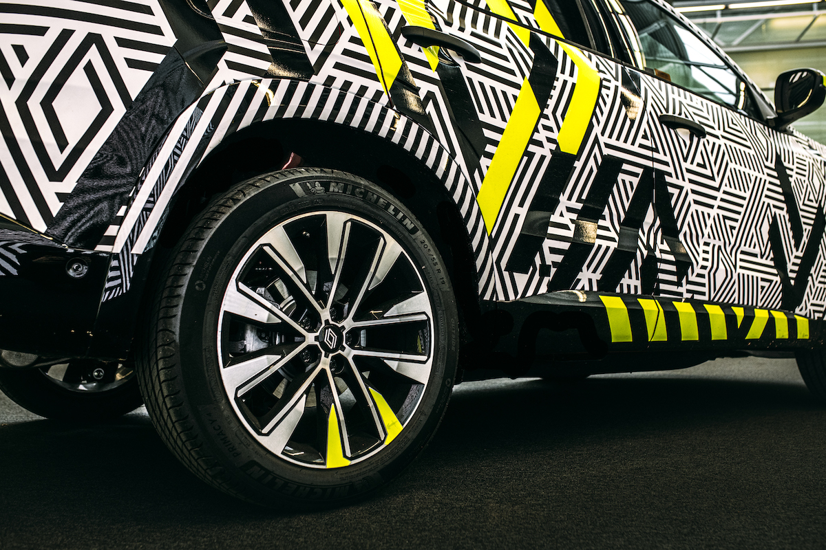 Nuovo Renault Austral:quando il camouflage diventa arte Nuovo Renault Austral:quando il camouflage diventa arte