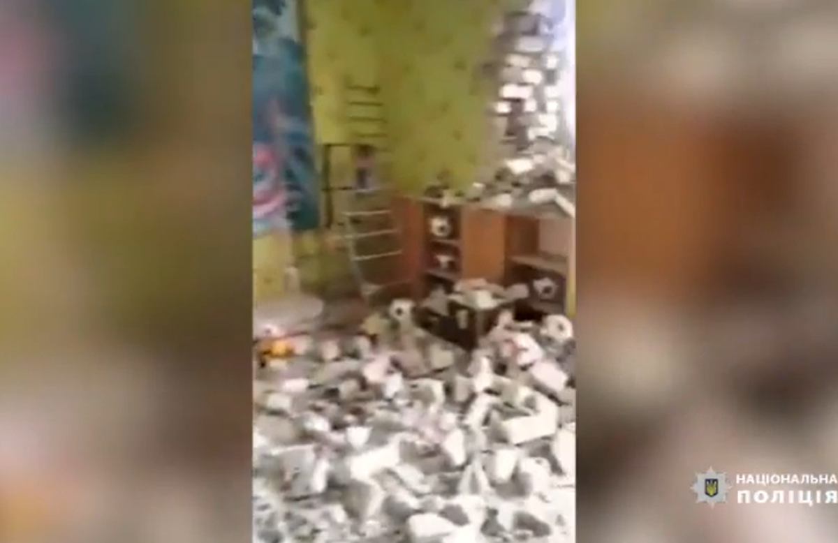 Ucraina, bombardato asilo: “Russia si ritira? Falso”. Draghi: “Pronti a tutto”