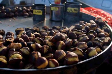 Baby gang aggredisce venditore di caldarroste al Centro di Roma, tre denunce