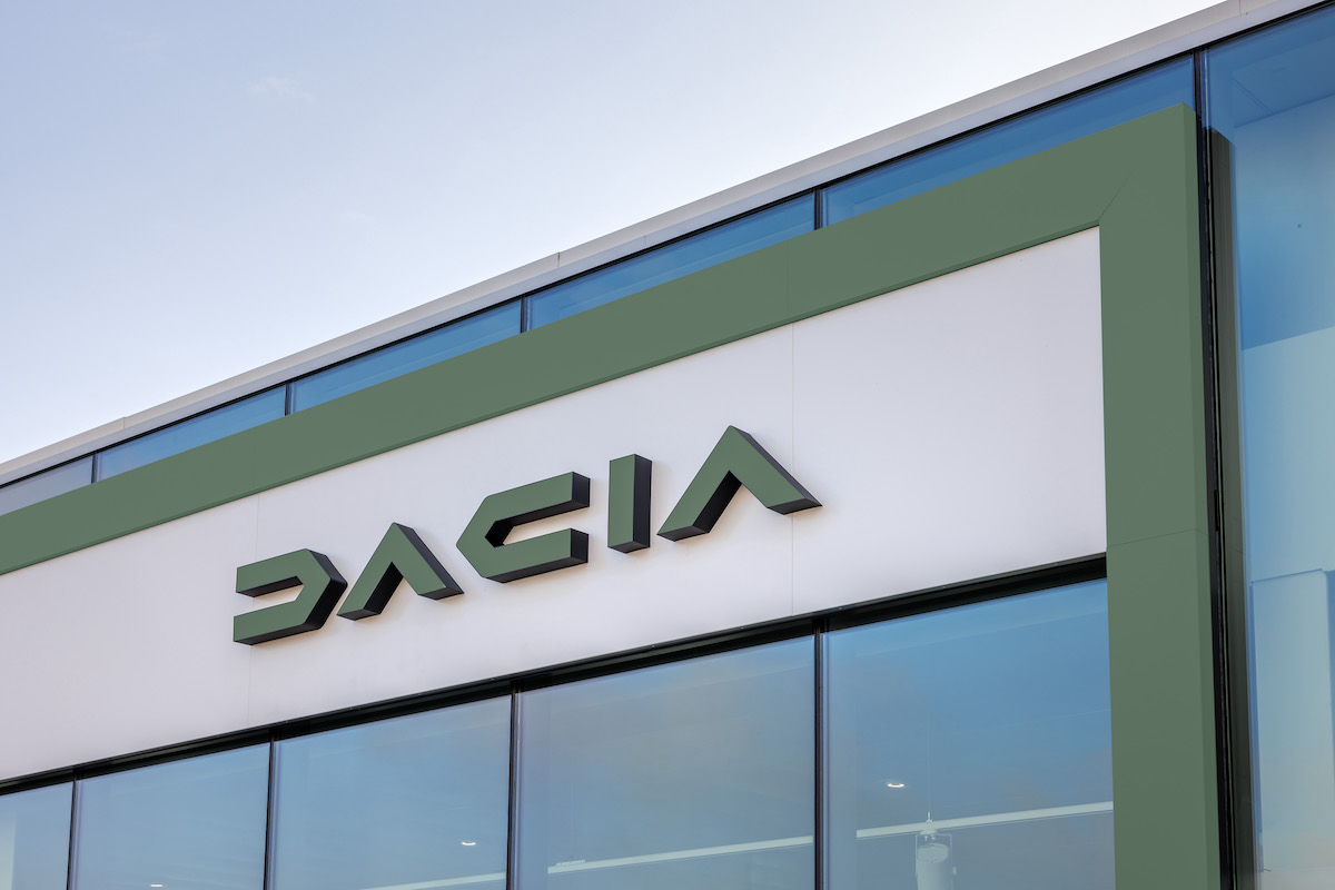 Dacia: nuovo volto alle concessionarie