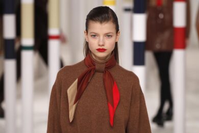 Hermès, i ricavi sfiorano i 9 mld. Ma il titolo crolla: allarme produzione