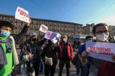 Torino, gli studenti assaltano Confindustria: feriti tra le forze dell’ordine