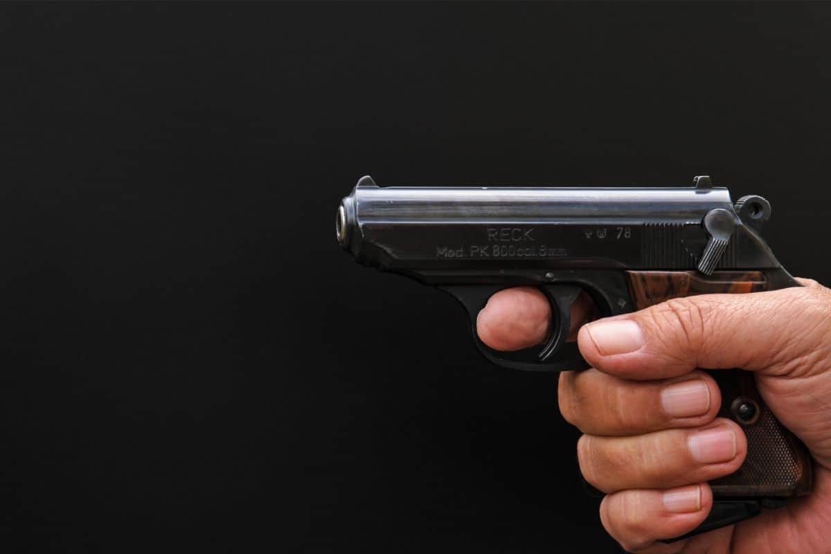 Si rifiuta di mettere la mascherina e spara al vigilante, condannato a 8 anni Si rifiuta di mettere la mascherina e spara al vigilante, condannato a 8 anni