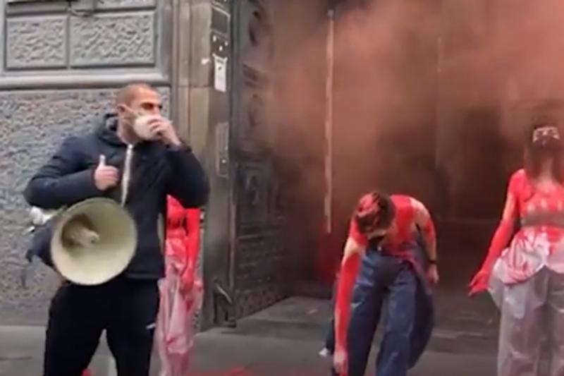 Studenti si cospargono di vernice rossa davanti alla sede del Pd di Napoli