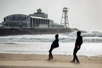 La tempesta Eunice devasta la Gran Bretagna, allarme meteo anche in Italia