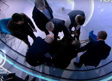 Ucraina, violenta lite in tv: politico filorusso preso a pugni