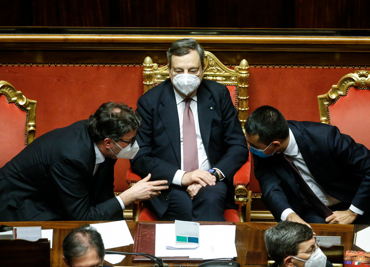 Draghi, governo in tensione: dai “tre squilli di tromba” al “tutti a casa”? Draghi, governo in tensione: dai “tre squilli di tromba” al “tutti a casa”?
