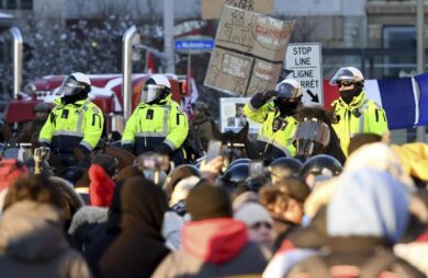Canada, Trudeau rompe l’assedio No Vax. Scontri con la polizia e 150 arresti