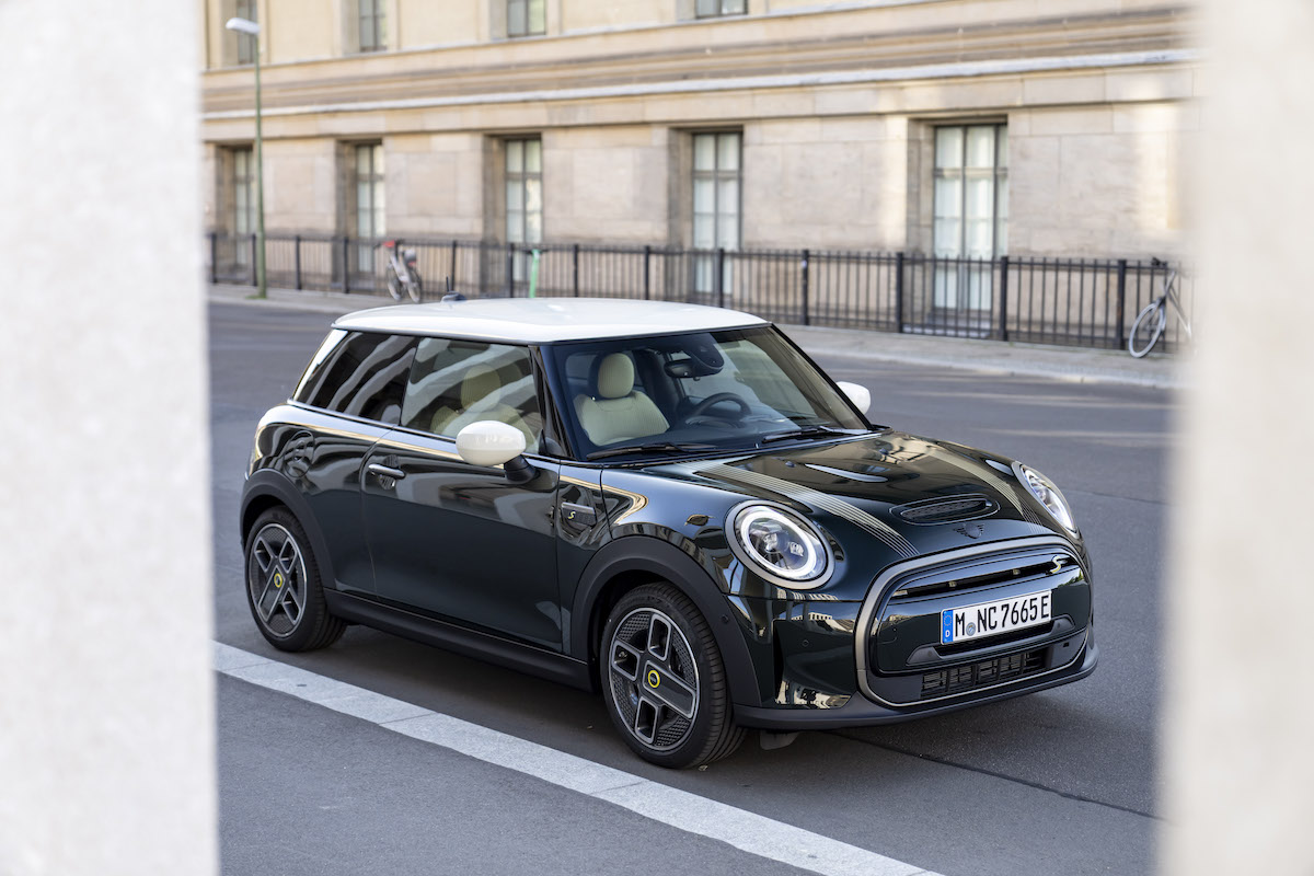 MINI Cooper SE Resolute Edition: il piacere di guida sostenibile MINI Cooper SE Resolute Edition: il piacere di guida sostenibile