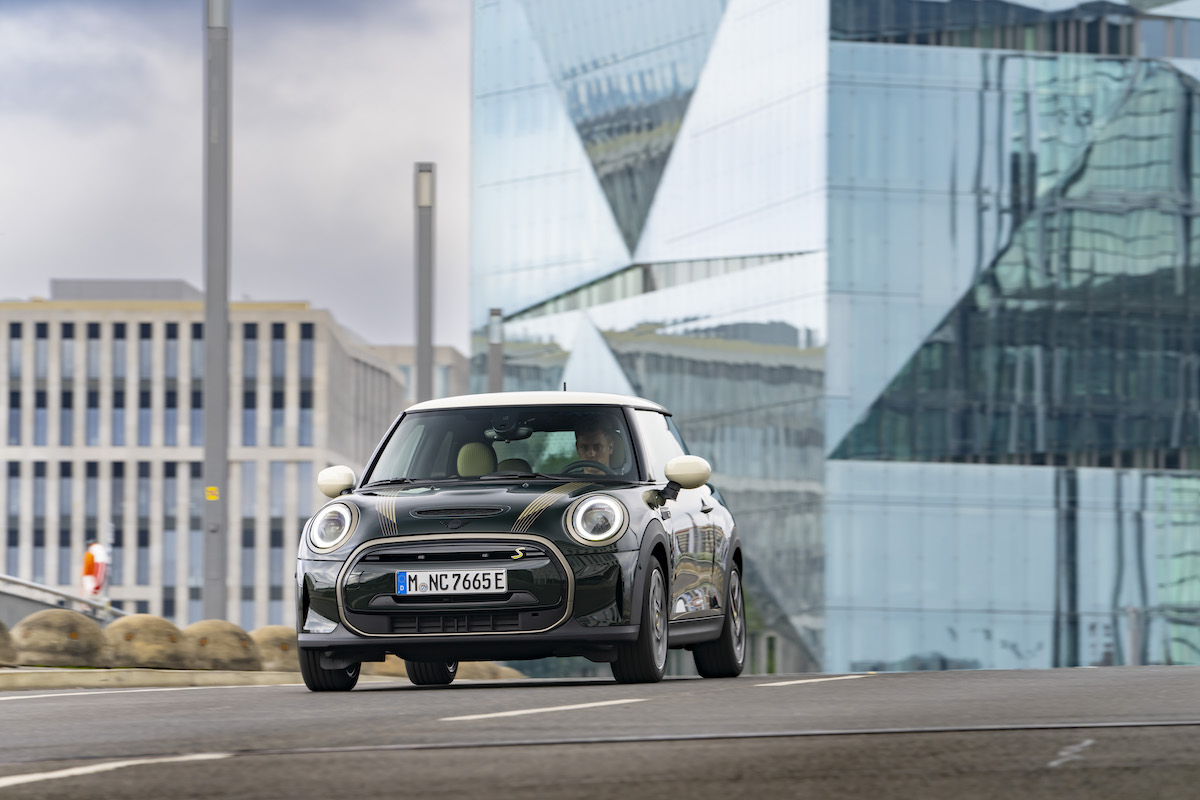 MINI Cooper SE Resolute Edition: il piacere di guida sostenibile MINI Cooper SE Resolute Edition: il piacere di guida sostenibile