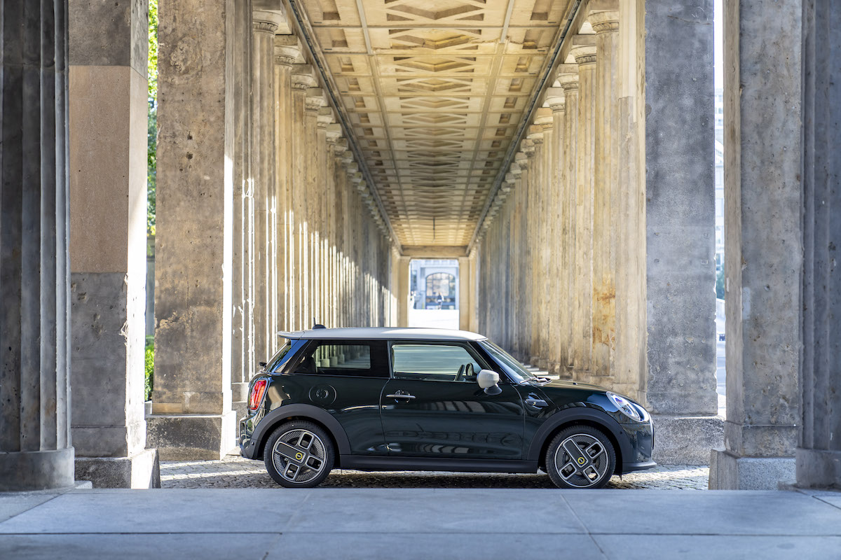 MINI Cooper SE Resolute Edition: il piacere di guida sostenibile MINI Cooper SE Resolute Edition: il piacere di guida sostenibile