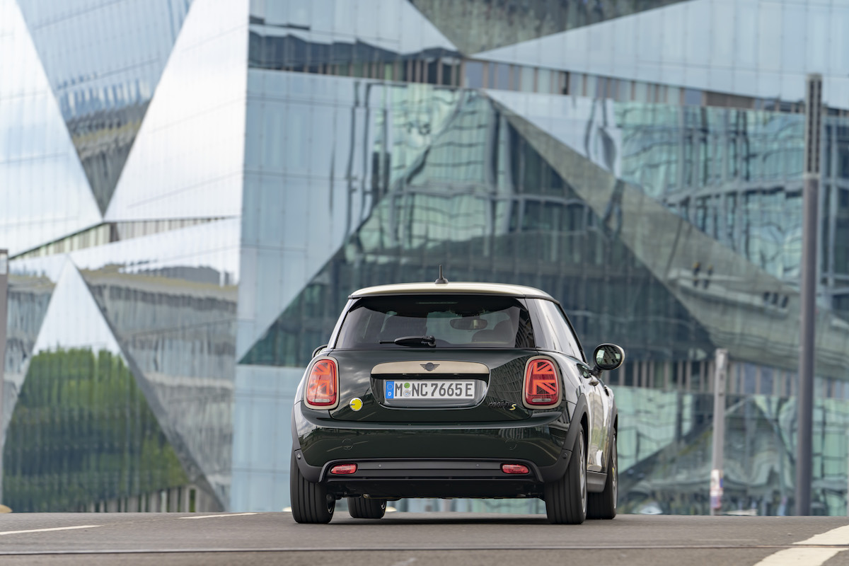MINI Cooper SE Resolute Edition: il piacere di guida sostenibile MINI Cooper SE Resolute Edition: il piacere di guida sostenibile
