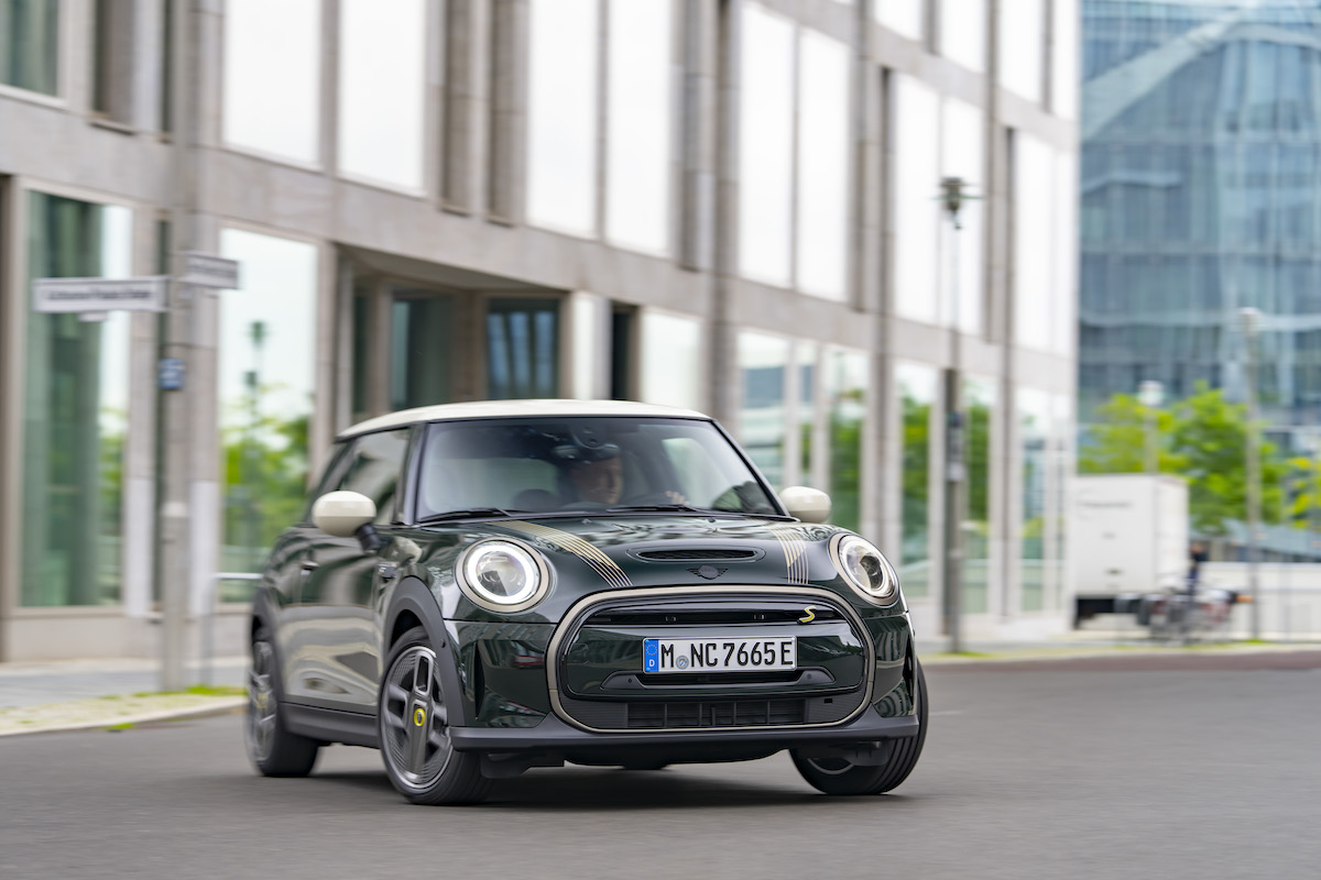 MINI Cooper SE Resolute Edition: il piacere di guida sostenibile MINI Cooper SE Resolute Edition: il piacere di guida sostenibile