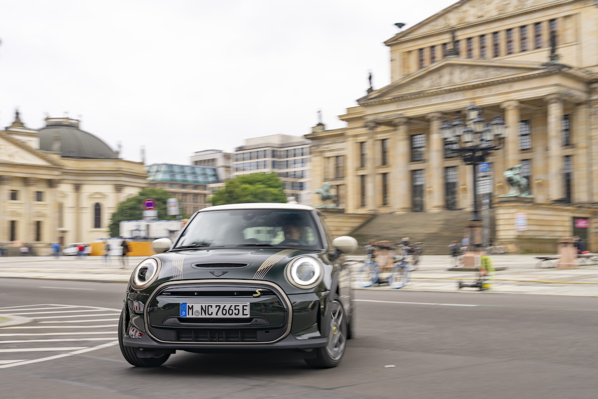 MINI Cooper SE Resolute Edition: il piacere di guida sostenibile MINI Cooper SE Resolute Edition: il piacere di guida sostenibile