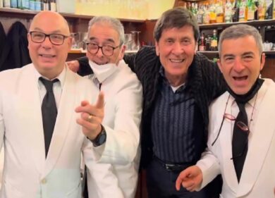 Morandi al ristorante canta “Apri tutte le porte” con i camerieri. VIDEO