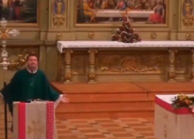 Don Matteo star del web: durante l’omelia intona i pezzi di Sanremo